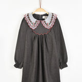 שמלה עם צווארון רקמה - אפור