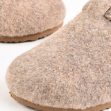 כפכפים סגורים עם אבזם - בז'