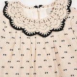 שמלת כיסים וצווארון סרוג - אבן