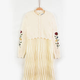 שמלת קפלים בשילוב קרדיגן סריג - שמנת