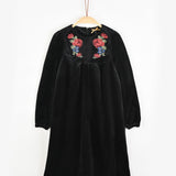 שמלת קטיפה עם רקמת פרחים - שחור