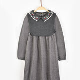 שמלה עם צווארון רקמה - אפור