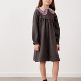 שמלה עם צווארון רקמה - אפור