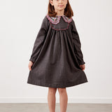 שמלה עם צווארון רקמה - אפור