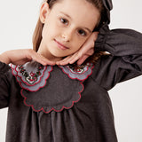 שמלה עם צווארון רקמה - אפור