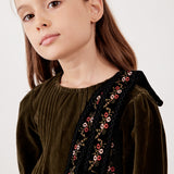 שמלת קטיפה בשילוב סרט פרחוני - זית