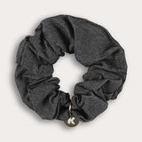 גומיית סקראנצ'י עם תליון - שחור