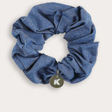 גומיית סקראנצ'י עם תליון - כחול