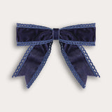 סיכת פפיון בסיומת סרוגה - כחול