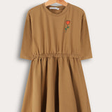 שמלת כיווצים עם הדפס - חום