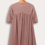 שמלת תחרה עם פפיונים - ורוד