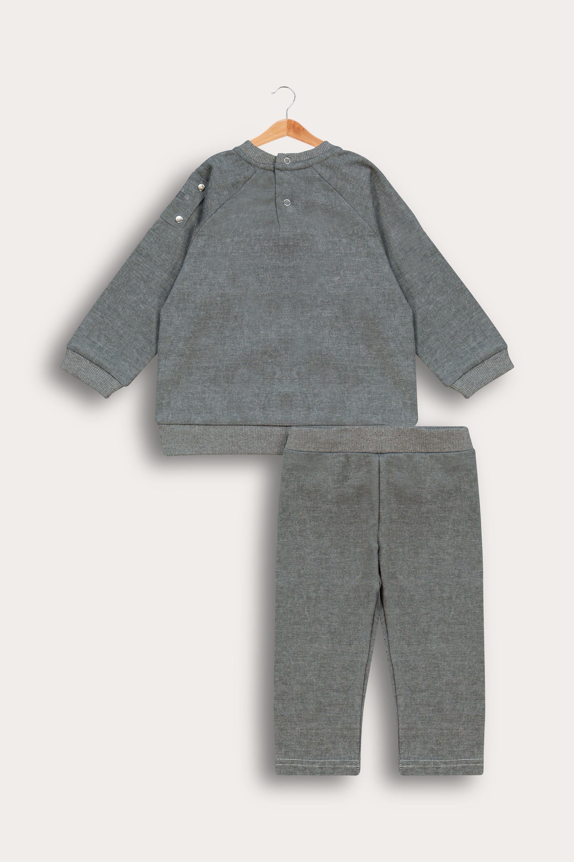 חליפה עם קישוטי ניטים - אפור