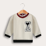 חולצת בייבי עם אות - שמנת