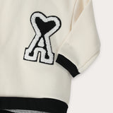 חולצת בייבי עם אות - שמנת