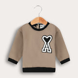 חולצת בייבי עם אות - בז׳