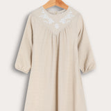 שמלת כיווצים עם רקמת פרחים - בז'