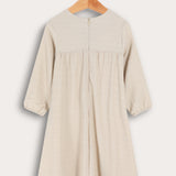 שמלת כיווצים עם רקמת פרחים - בז'