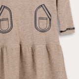 שמלת קפוצון עם הדפס כיסים - בז׳