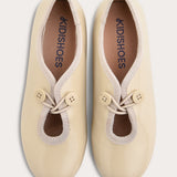 נעליים סגורות בשילוב כפתורים - אבן