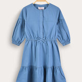 שמלת קומות עם כיווצים וסרט - כחול