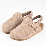 כפכפים סגורים עם אבזם - בז'