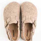 כפכפים סגורים עם אבזם - בז'