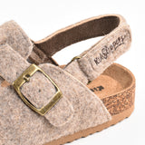 כפכפים סגורים עם אבזם - בז'