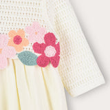 שמלה חגיגית עם פרחים סרוגים - שמנת