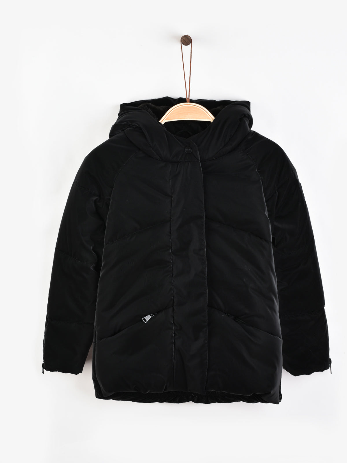 מעיל נפוח עם קפוצ'ון - שחור