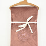 שמיכה בגימור פרוותי - ורוד