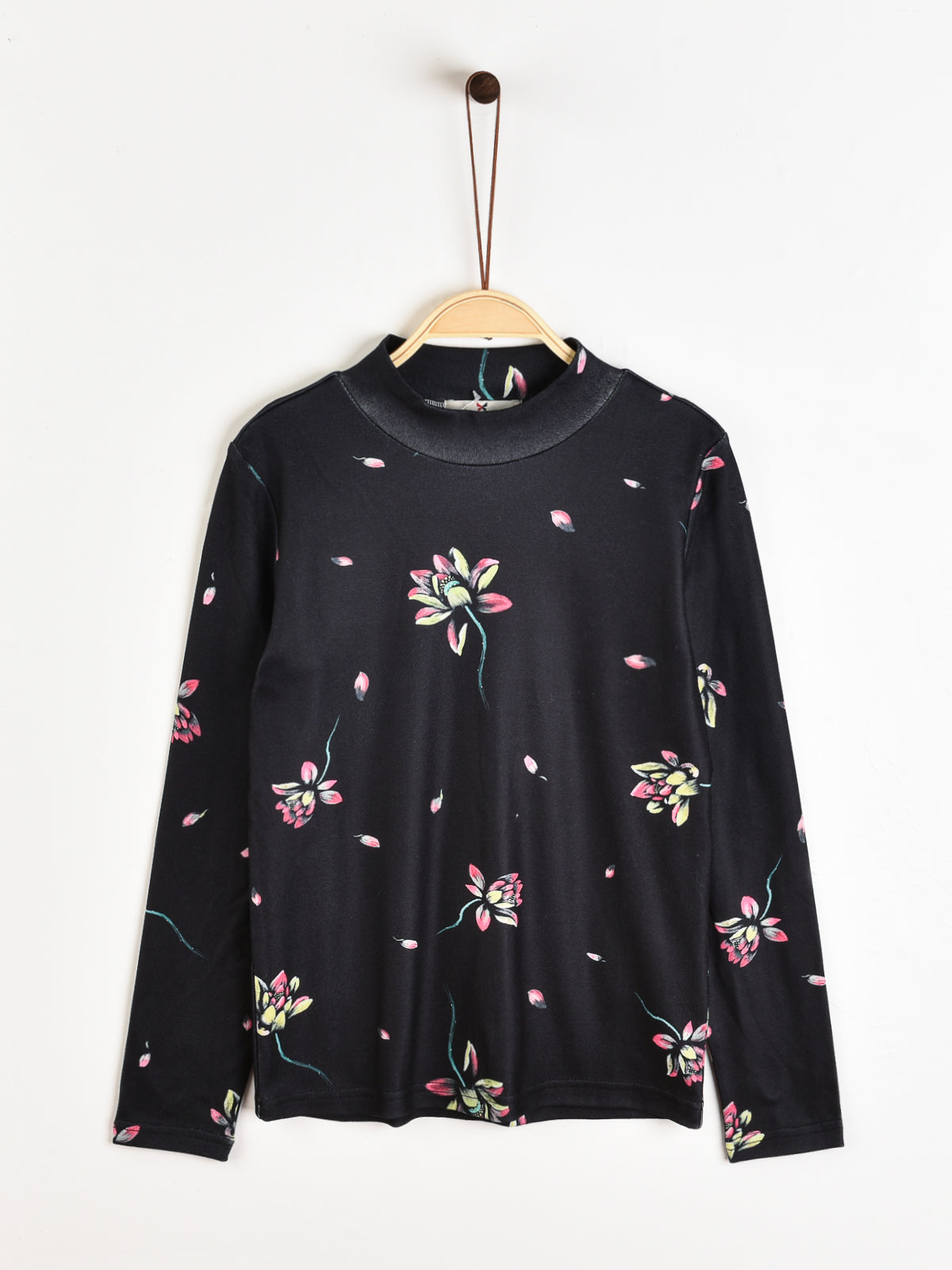 חולצת חצי גולף פרחונית - שחור