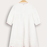 שמלת כיווצים בסיומת גלים - שמנת