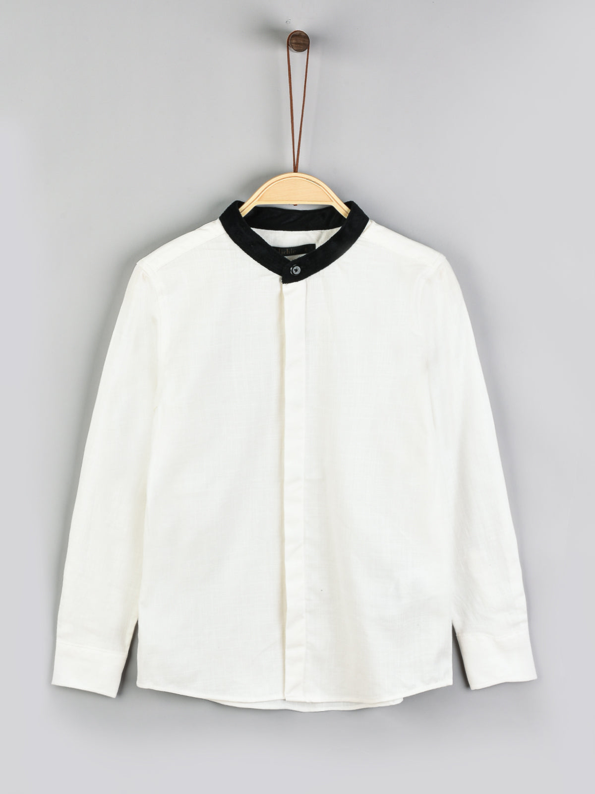 חולצה מכופתרת צווארון קטיפה - שחור