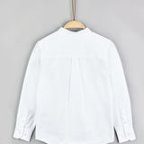 חולצה מכופתרת צווארון סיני - לבן