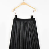 חצאית קפלים דמוי עור - שחור