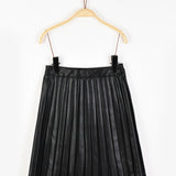חצאית קפלים דמוי עור - שחור