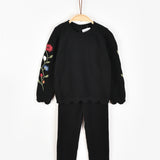 חליפת סריג עם רקמה - שחור