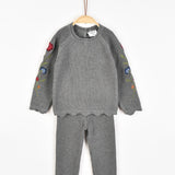 חליפת סריג עם רקמה - אפור